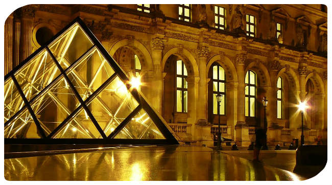 Die Pyramide vor dem Louvre bei Nacht