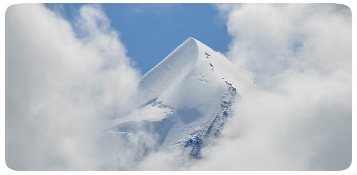 Bergspitze in Wolken